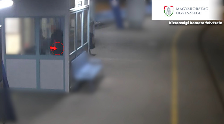 Nem buszra, hanem áldozatra vártak / Fotó: ügyészség.hu/pillanatkép a videóból