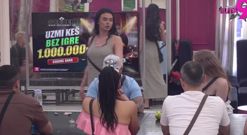 Anita traži da joj pošalju garderobu jer se ugojila