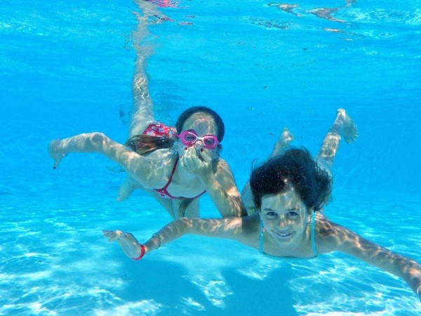 dzieci, woda, basen, pływanie, nurkowanie/ fot. Fotolia