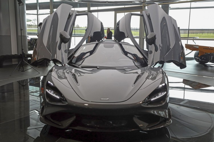 Do prędkości 60 mil na godzinę (nieco ponad 96 km/h) 765LT rozpędza się w 2,7 sekundy. 200 km/h osiągnie po 7,2 s. Prędkość maksymalna to 330 km/h.