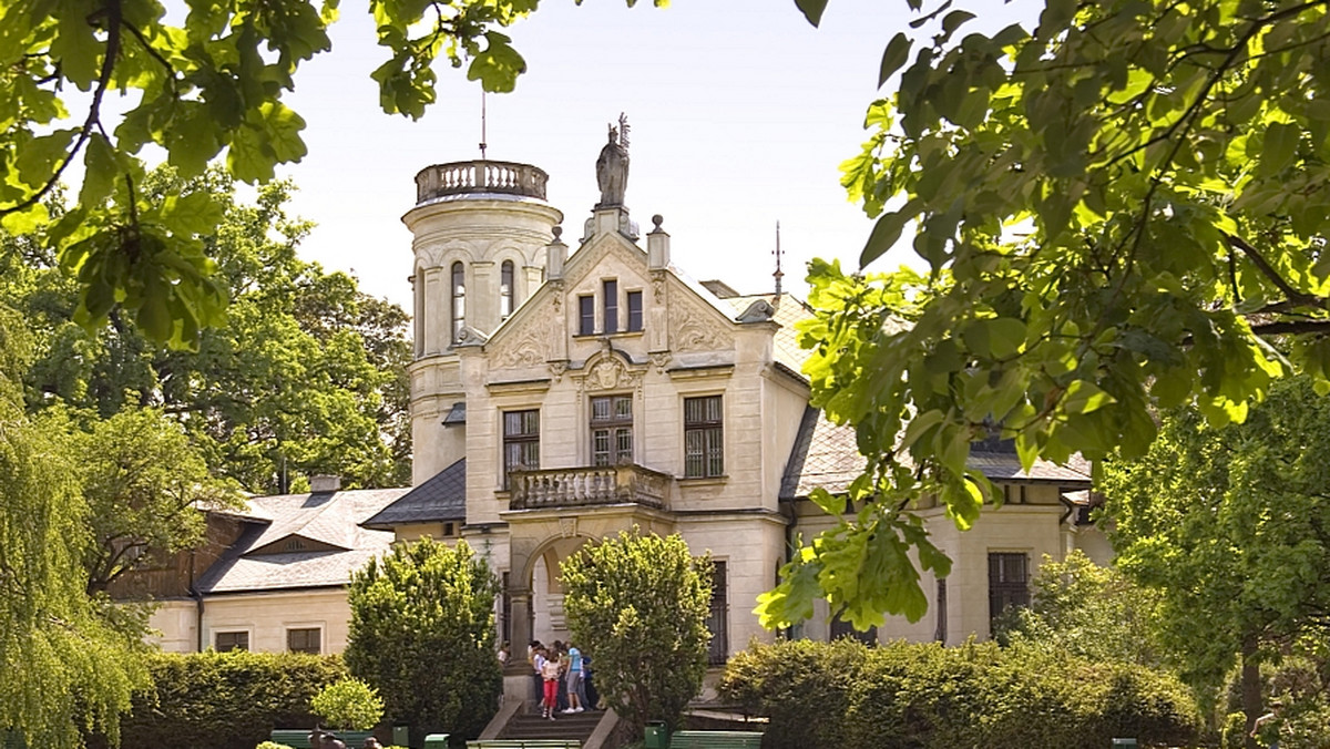 Interaktywne podróże śladami noblisty czekają na odwiedzających Muzeum Henryka Sienkiewicza w Oblęgorku (Świętokrzyskie), gdzie otwarto w czwartek multimedialną wystawę biograficzno-literacką poświęconą jego twórczości. Pałac, w którym mieści się muzeum należał do pisarza.