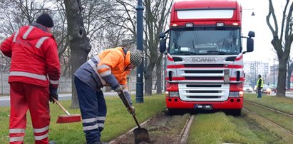 TIR na torowisku na Dąbrowskiego w Łodzi. Skrzyżowanie bubel?