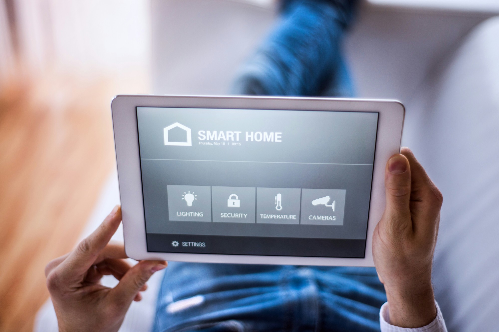 Smart technológie vám umožnia skontrolovať domov či prehovoriť s návštevou pred dverami priamo z displeja, nech ste kdekoľvek.