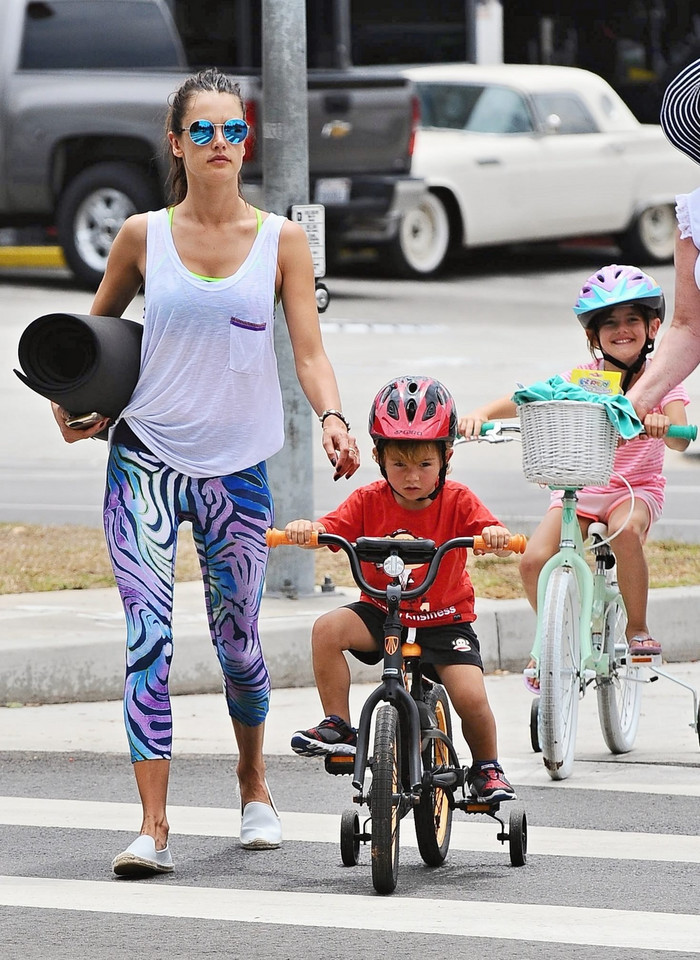 Piękna Alessandra Ambrosio z dziećmi