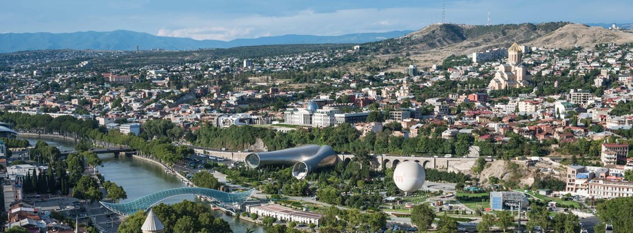 Panorama Tibilisi, stolicy Gruzji. Rosjanie masowo kupują w Gruzji luksusowe mieszkania i rejestrują firmy. Niewykluczone, że wkrótce będą starać się o obywatelstwo (zmiany przepisów mogą to umożliwić).