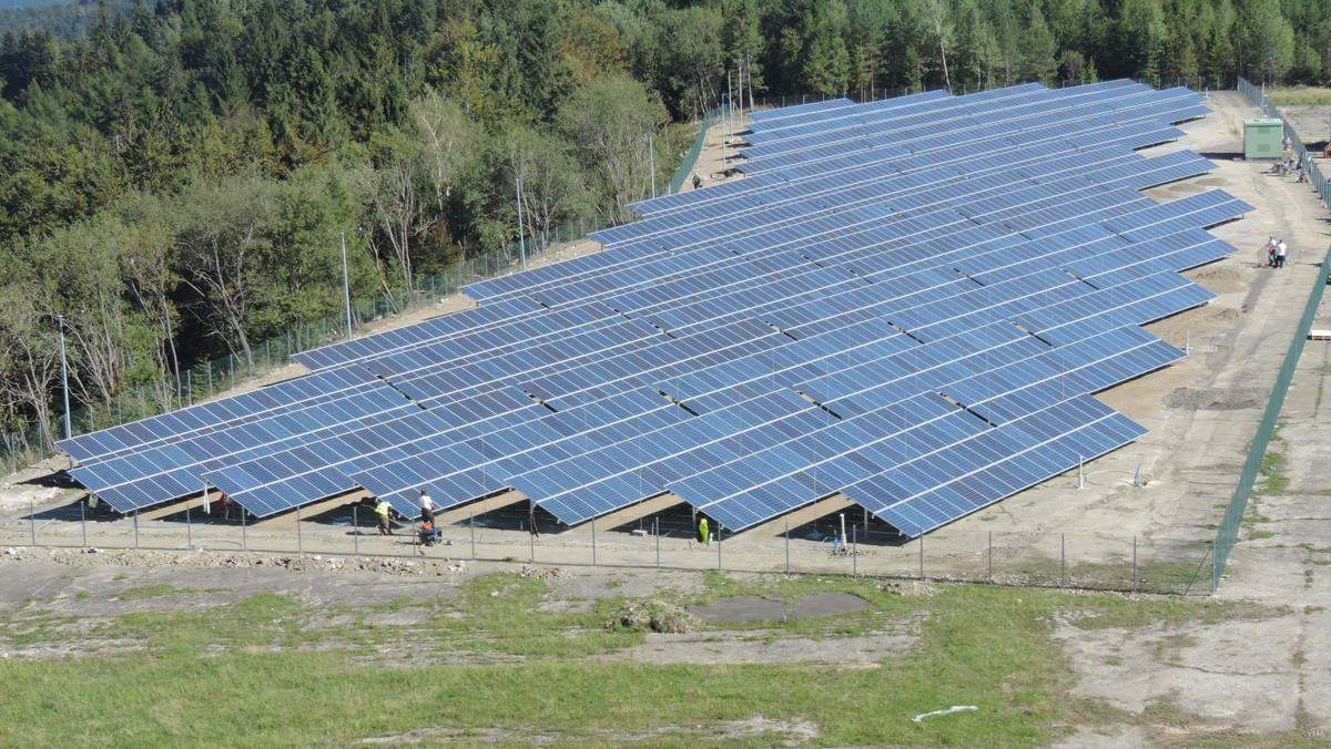 Polska Grupa Energetyczna oddała do użytku pierwszą elektrownię fotowoltaiczną. Instalacja powstała na Górze Żar w Międzybrodziu Żywieckim. To najwyżej położona tego typu instalacja w Polsce.