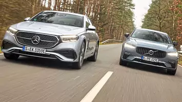 Mercedes E 400 e kontra Volvo S90 T8. Różnica w cenie była decydująca