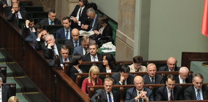 Pensje rosną. Na posadach u Tuska aż o połowę!