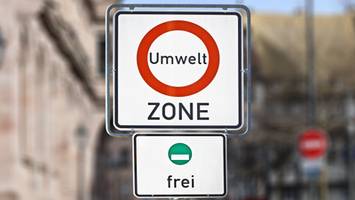 Bez tej nalepki zapłacisz wysoki mandat. Jak się przygotować do wyjazdu do Niemiec?