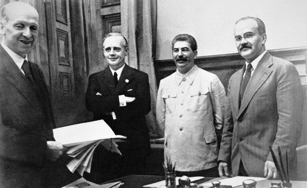 23 sierpnia 1939 roku w Moskwie. Od lewej stoją: szef działu prawnego niemieckiego MSZ Friedrich Gauss, niemiecki minister spraw zagranicznych Joachim von Ribbentrop, Józef Stalin oraz minister spraw zagranicznych ZSRR Wiaczesław Mołotow