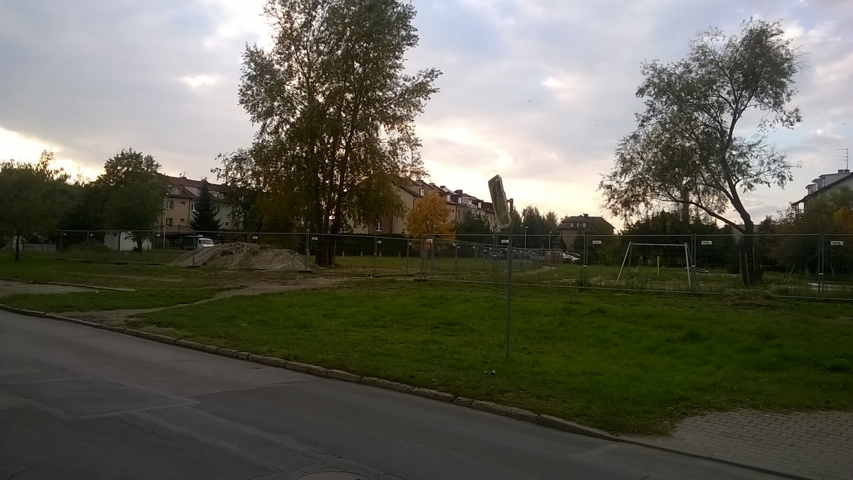 Wrocławskiemu Zarządowi Zieleni Miejskiej w końcu udało się zająć teren na Psim Polu, gdzie miał powstać Park Jedności. Inwestycja została przerwana niedługo po starcie, gdy okazało się, że wykonawca prowadził prace niezgodnie z projektem. Później przez kilka miesięcy firma nie chciała opuścić placu budowy.