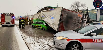 Potężne burze śnieżne w Warszawie. Nawałnica przewróciła ciężarówki