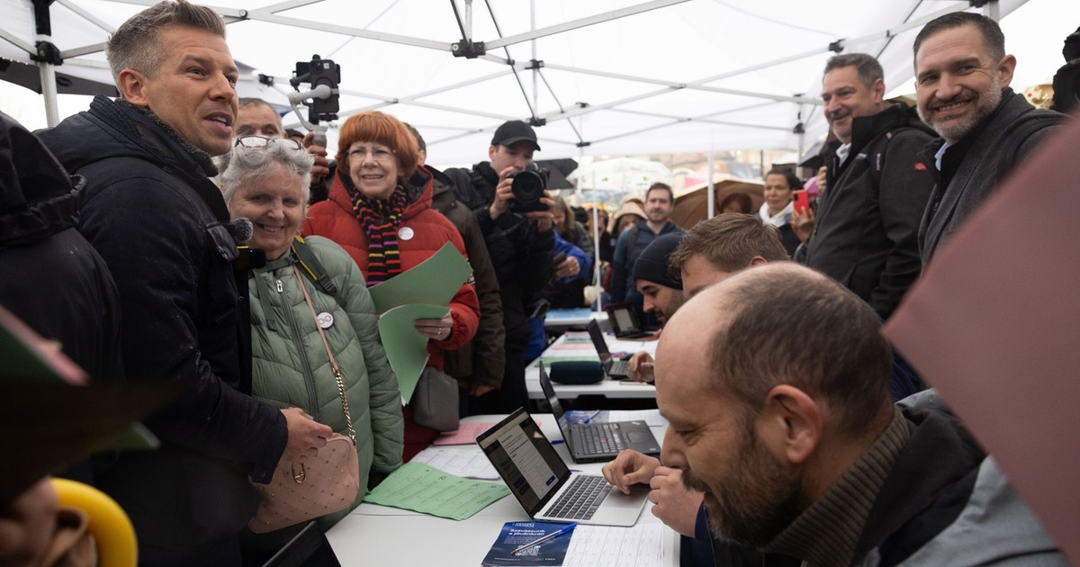 „Nem ijedsz meg? Hát, gyere te ge*i!” – Ismét rárontottak a TISZA önkénteseire, felrúgták a standjukat is – Videón az incidens