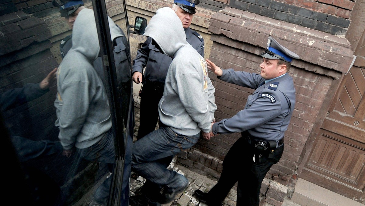 Policjanci zatrzymali w Krakowie kolejnego mężczyznę podejrzewanego o udział w śmiertelnym pobiciu Tomasza C. ps. Człowiek, na krakowskim os. Kurdwanów - podała policja. Cztery inne osoby usłyszały już w tej sprawie zarzuty.