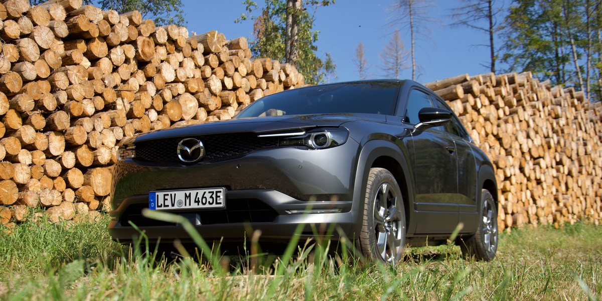 Mazda MX-30 to pierwszy elektryczny seryjnie produkowany model marki. Jego cel jest jasno określony: ma być miejskim samochodem, drugim w rodzinie, ładowanym we własnym garażu. 