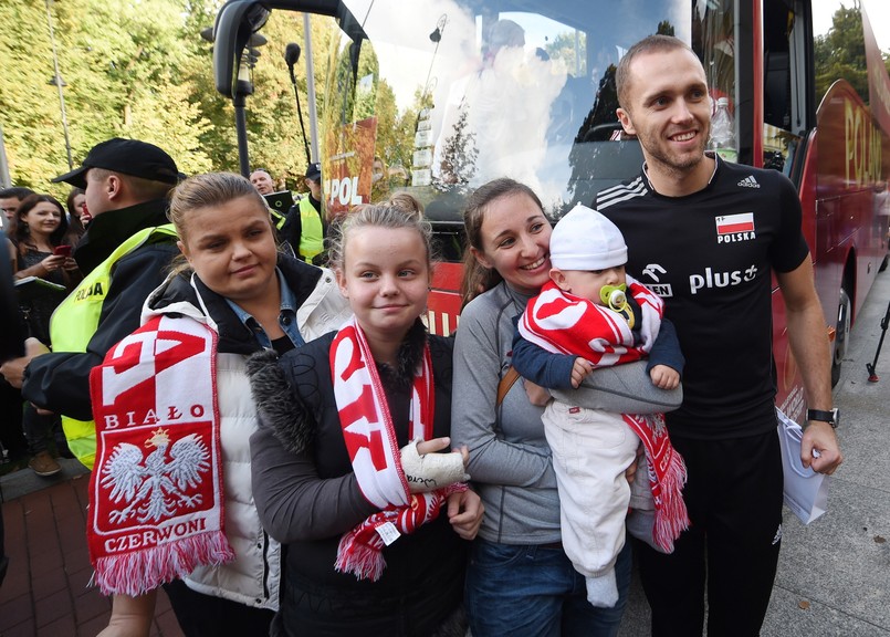 Był szał na punkcie Adama Małysza jest siatkówkomania. Po zwycięstwie w mistrzostwach świata szaleństwo na punkcie polskiej drużyny ogarnęło cały kraj. Kibice są z reprezentacją. Gratulacje płyną od kolegów i koleżanek z innych dyscyplin.