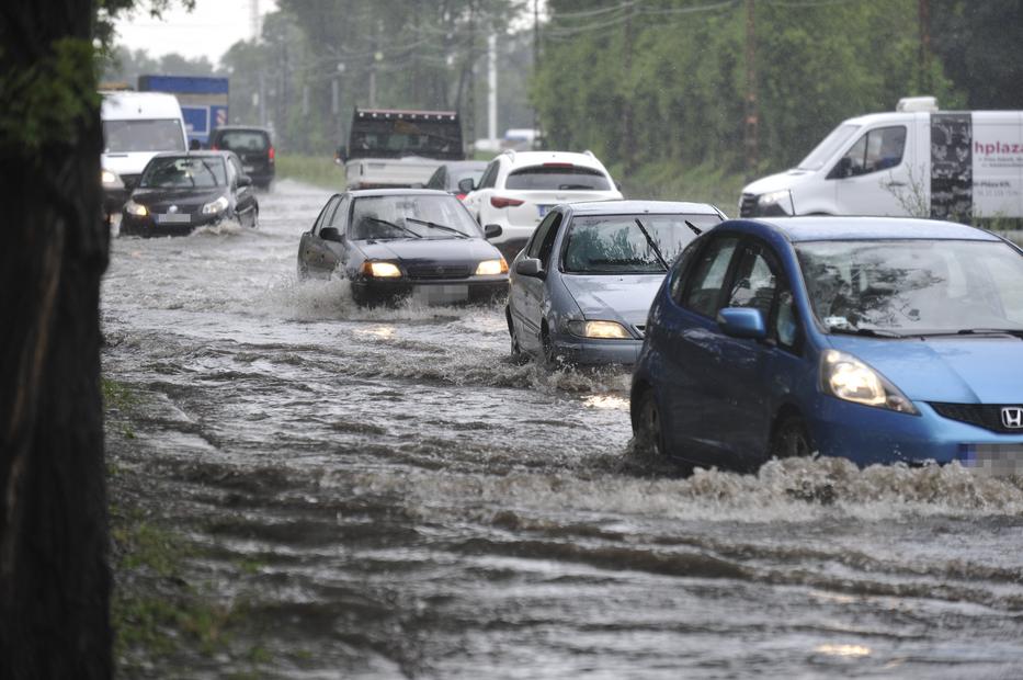 Az elmúlt napokban többször is özönvíz öntötte el az utakat / Fotó: MTI - Mihádák Zoltán