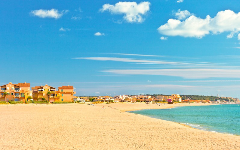 Śródziemnomorska plaża w okolicy Nicei