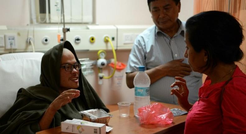 Taiwanese trekker Liang Sheng-yueh (L), who was rescued after being stranded in the Himalayas for 47 days, talks with a nutritionist in a hospital in Kathmandu on April 26, 2017