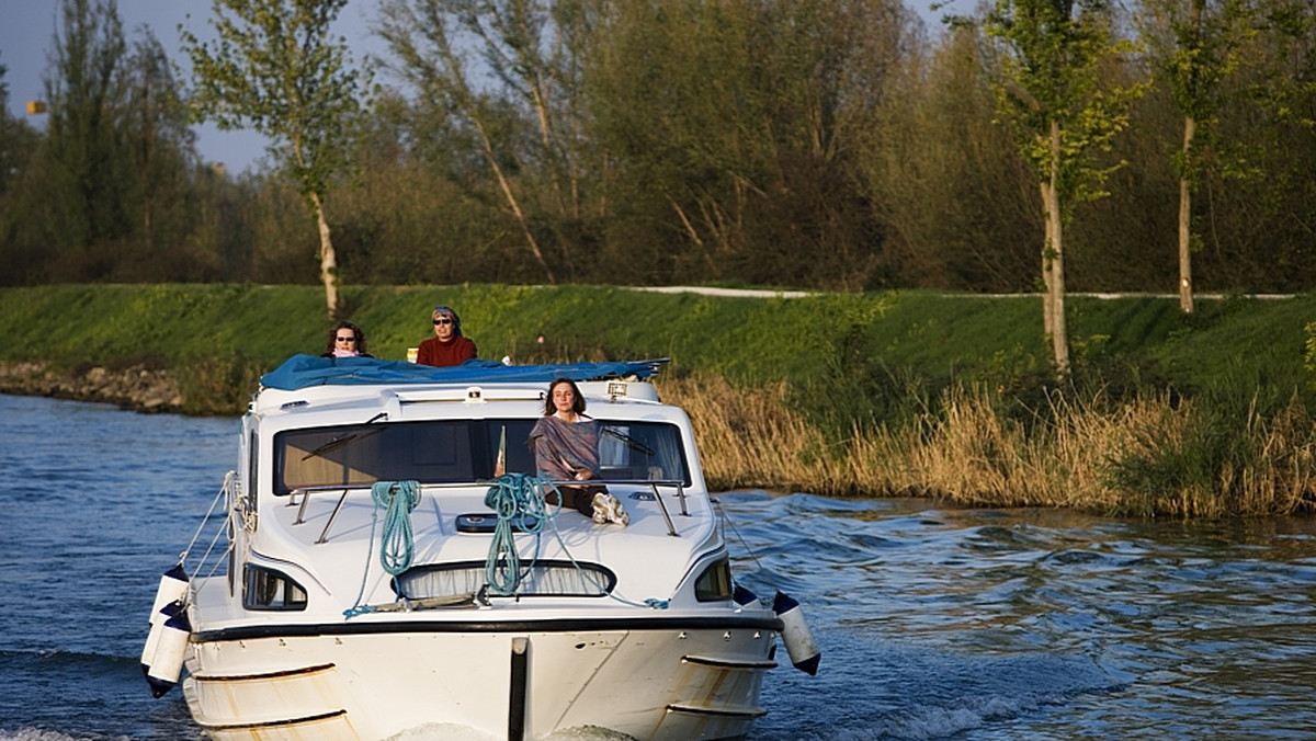 Na mazurskich jeziorach pojawiły się nowe typy łodzi, tzw. houseboaty, które są małymi pływającymi domami. Na razie cieszą się one zainteresowaniem przede wszystkim obcokrajowców, głównie mieszkańców zachodniej Europy.