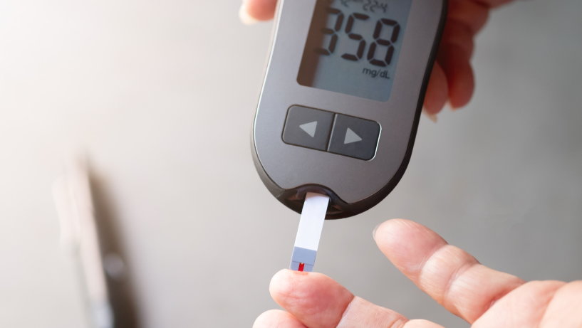 Pomiar poziomu glukozy we krwi za pomocą glukometru