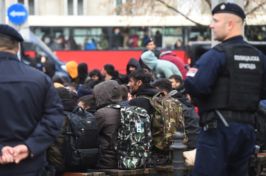 Nezakonito su pretili migrantima i sprovodili silu