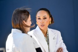 Prześwitująca kreacja Omeny Mensah. "Wygląda Pani jak milion dolarów" [FOTO]