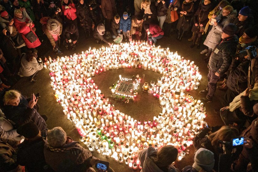 Polacy oddają hołd tragicznie zmarłemu prezydentowi. Poruszające zdjęcia