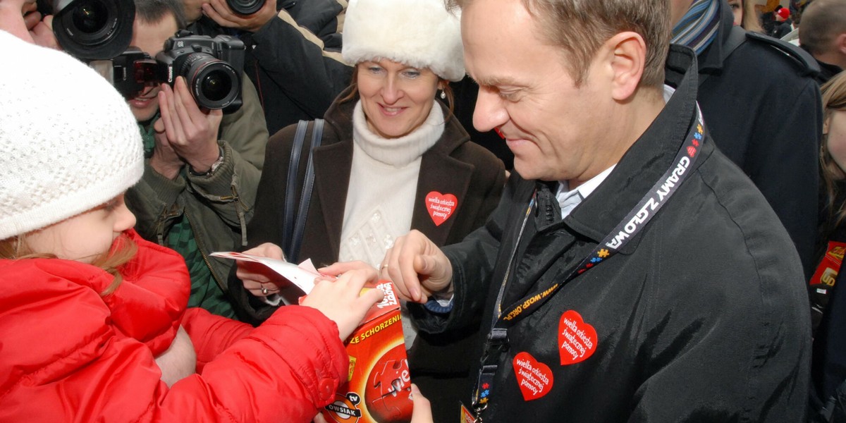 Donald Tusk przekazał na aukcję WOŚ hulajnogę elektryczną.