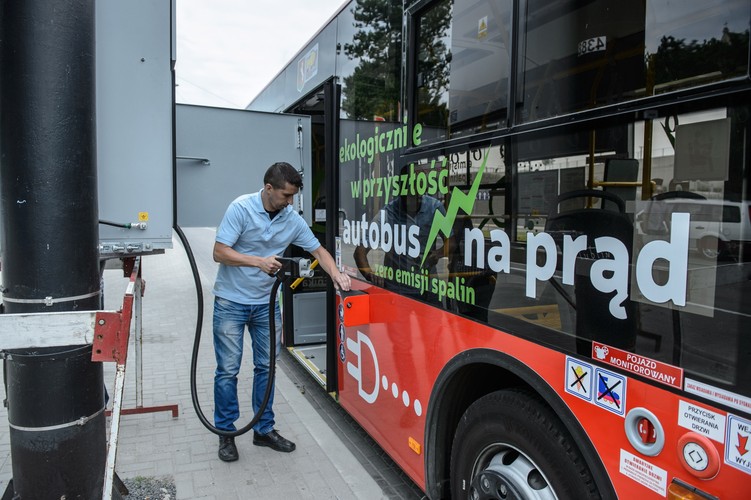 Czas ładowanie akumulatorów to 50 minut. Do tego doliczyć jeszcze trzeba zjazd i powrót na trasę. <br><br>fot.  (wp/cat) PAP/Wojciech Pacewicz