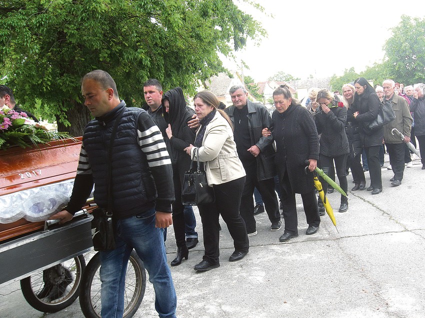 Neutešna porodica i prijatelji: Sahrana Mire Radumilo u Apatinu