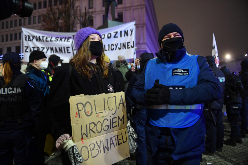 Uczestnicy protestu przeciwko zakazowi przemieszczania się w noc sylwestrową