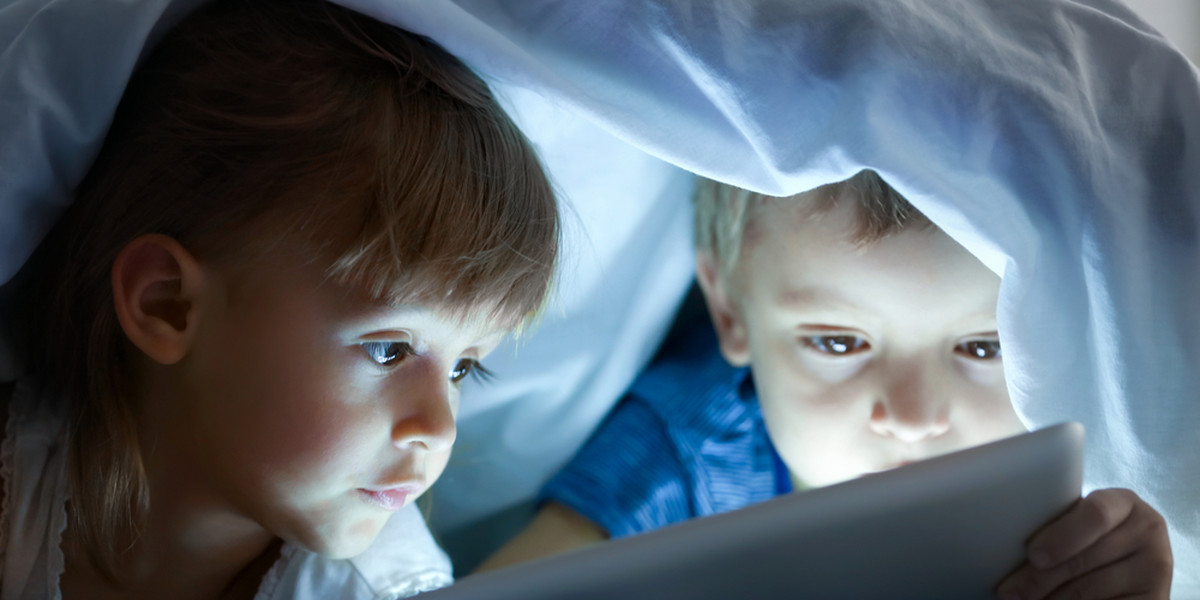Eksperci WHO zalecają, by dzieci w pierwszym roku życia w ogóle nie miały kontaktu z ekranami – telewizorów, tabletów i pozostałych urządzeń, w drugim roku życia – bardzo rzadko, nie dłużej niż przez godzinę.