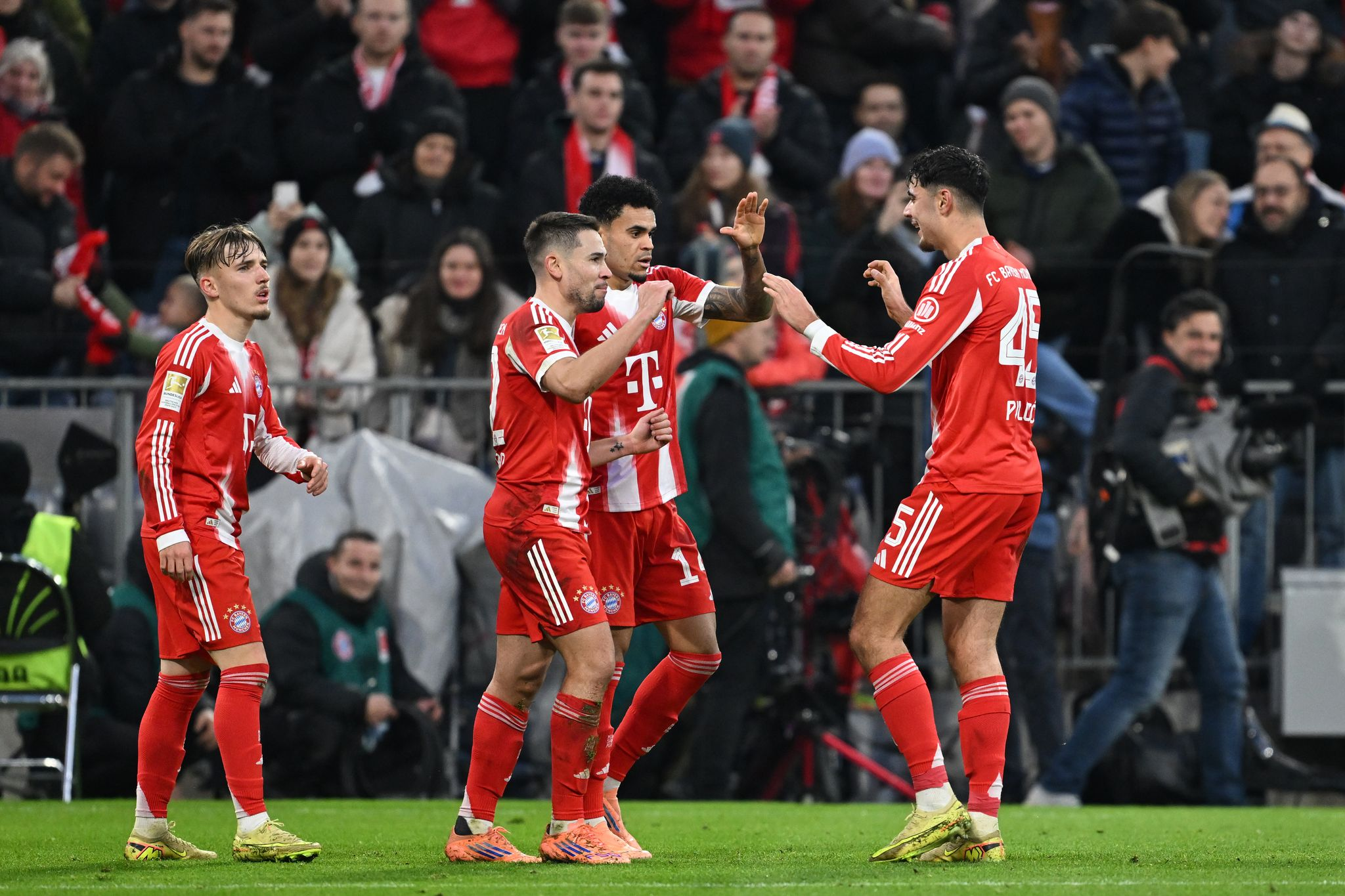 Dreimal Aluminium: Bayern ringt St. Pauli erst in Nachspielzeit nieder