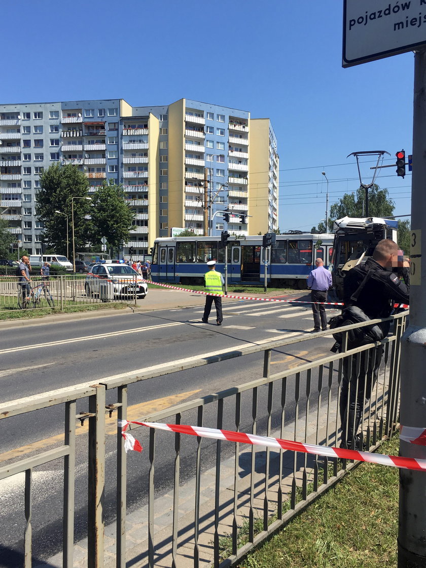 Tramwaj zderzył się z ciężarówką we Wrocławiu. Są ranni