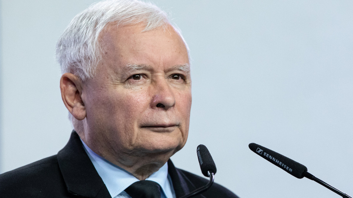 Kaczyński nie odpuszcza podatku od mediów. "Ciśnie w tej sprawie Gowina"