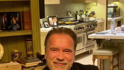 Zseniális: Schwarzenegger saját szamarával és pónijával segít a koronavírus-járvány idején