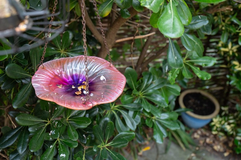 Ozdobne, wiszące poidło dla pszczół z łagodnym spadkiem w kształcie kwiatka