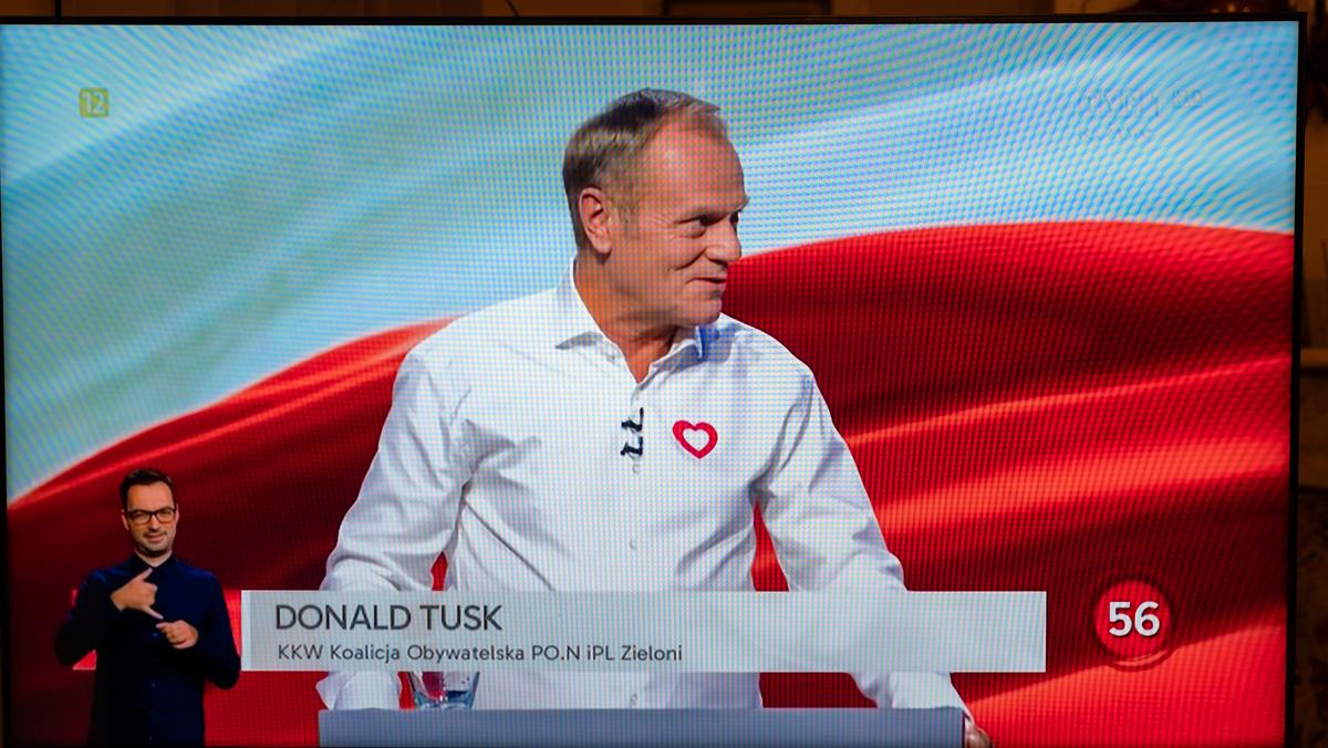 Przewodniczący PO Donald Tusk w czasie Debaty Wyborczej w TVP