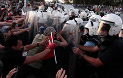 Demonstranci zaatakowali policjantów... kwiatami