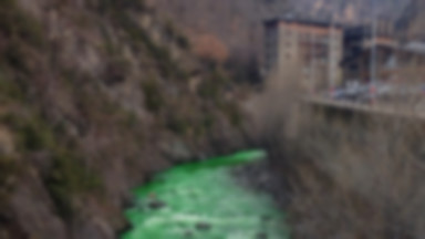 Rzeka zmieniła kolor na zielony, ale przyczyna okazała się całkiem niegroźna