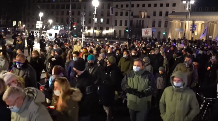 Bécsben a békésnek induló tüntetés hamar erőszakossá vált /Fotó: YouTube/