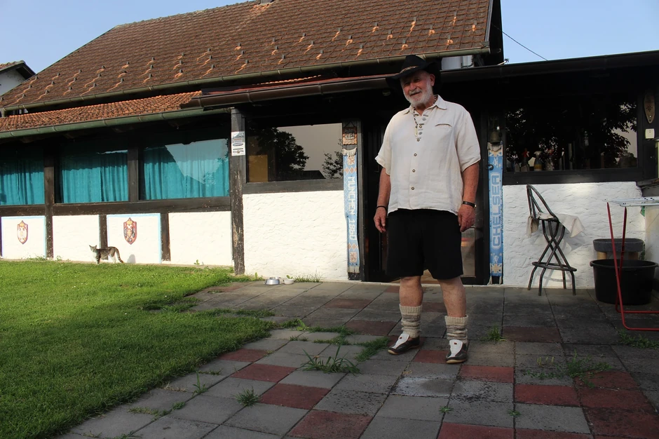 Stojan-Janjic-Keli-iz-Razboja-ispred-svoje-kuce-foto-Milan-Pilipovic