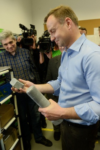 Andrzej Duda podczas wizyty w zakładzie ASmet w Regułach