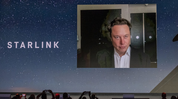 Elon Musk – képünkön a barcelonai Mobil Világkongresszus közönségéhez beszél műholdas kapcsolaton keresztül – úgy gondolja, hogy jobb átélni az AI apokalipszist, mint megakadályozni a technológia fejlődését. / Fotó: Getty Images
