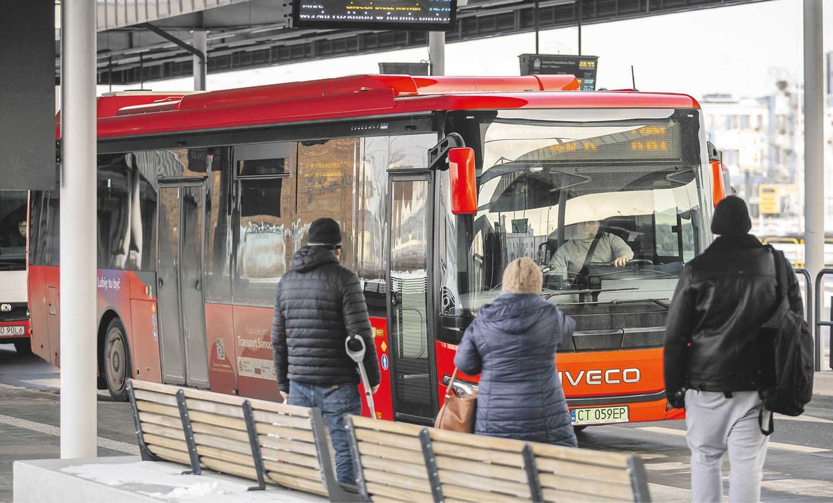 Autobus komunikacji miejskiej, pasażerowie wsiadający na przystanku