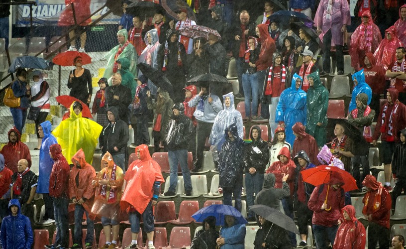 Basen na boisku. Mecz Widzew - Piast przerwany