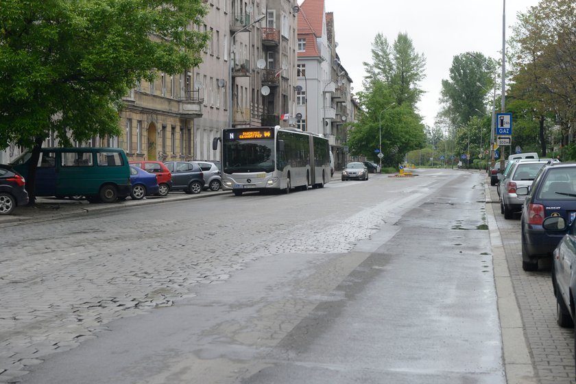 Autobus wrocławskiego MPK na ul. Wyszyńskiego