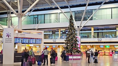 opóźnione, odwołane loty i pociągi. zimowa pogoda daje się pasażerom m