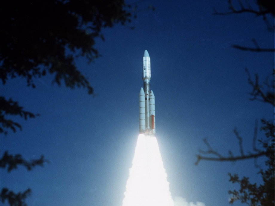 Start rakiety wynoszącej sondę Voyager 2 w kosmos z Centrum Kosmicznego imienia Johna F. Kennedy'ego z Przylądka Canaveral na Florydzie – 20 sierpnia 1977 roku